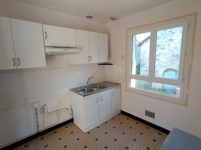 Location maison, m² T 5 à Villaines la Carelle, 655 €