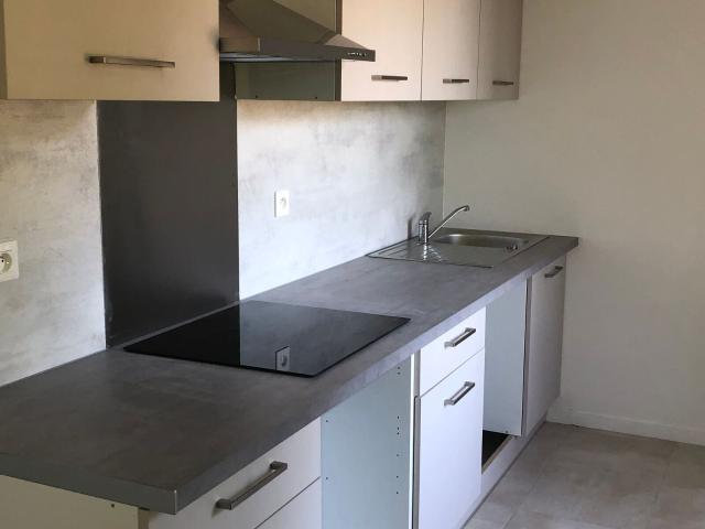 Location maison, m² T 5 à Saint Pierre du Mont, 940 €