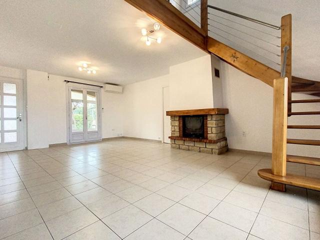 Location maison, m² T 6 à Saint Estève, 1 600 €