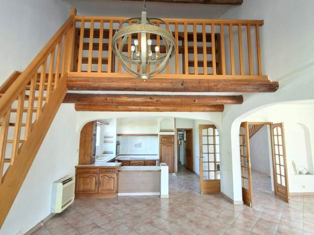 Location Maison T5 de 153 m2, avec jardin non clos, terrasses, véranda et garage