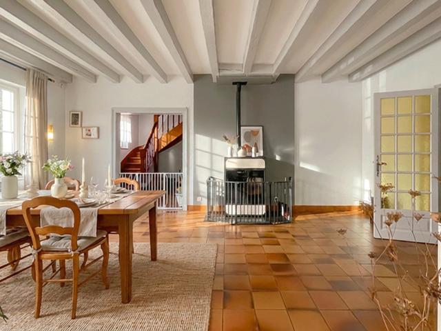 Location Maison T7 à La Bazoge 180 m2 loi carrez + 110 m2 au sol avec Jardin, cour, cave, garage