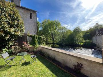 Maison à louer à Limousin - Jardin