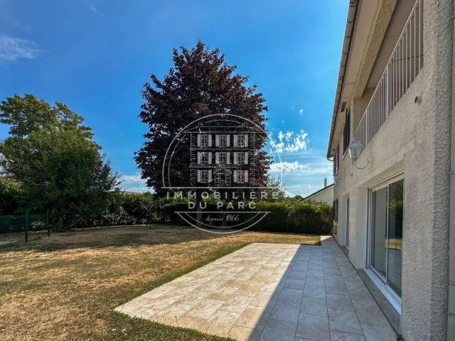 Location Maison Voisins le Bretonneux 2 500 €/mois