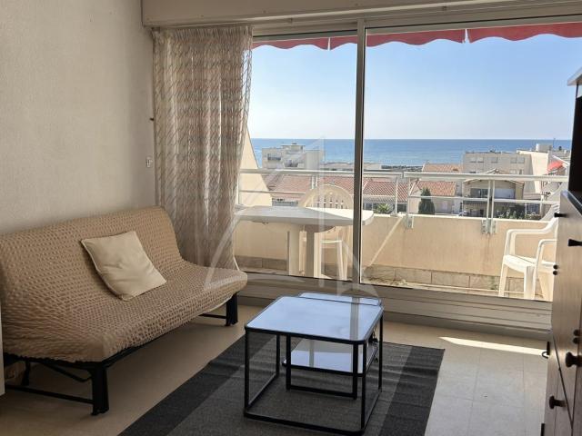 LOCATION MEUBLÉE À L’ANNÉE – CARNON – CHARMANT STUDIO AVEC TERRASSE VUE MER