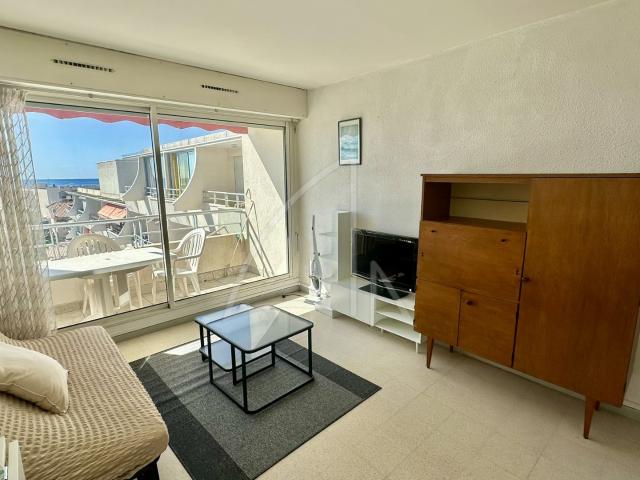 LOCATION MEUBLÉE À L’ANNÉE – CARNON – STUDIO AVEC TERRASSE VUE MER