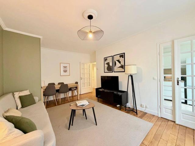 Location Meublée Appartement Paris 19ème Combat 1 990 €/mo