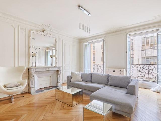 Location meublée Appartement Paris 75008 5 pièces 2 chambres balcon rue d'Artois