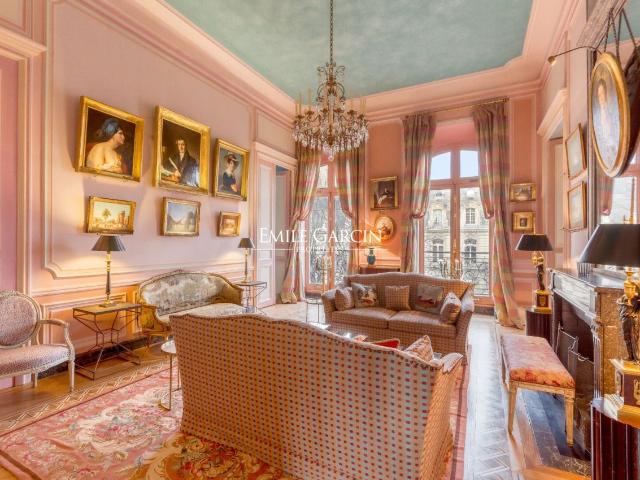 Location meublée APPARTEMENT 260m² 4 chambres Avenue Montaigne Terrasse