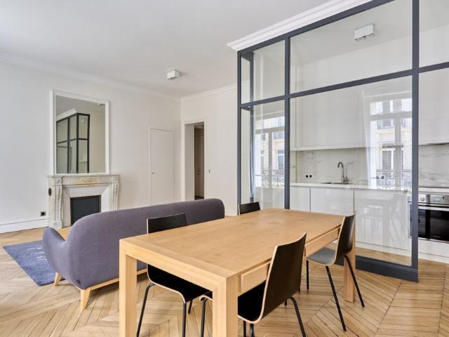 LOCATION MEUBLÉE PARIS 75008 2 pièces balcon TRIANGLE D'OR