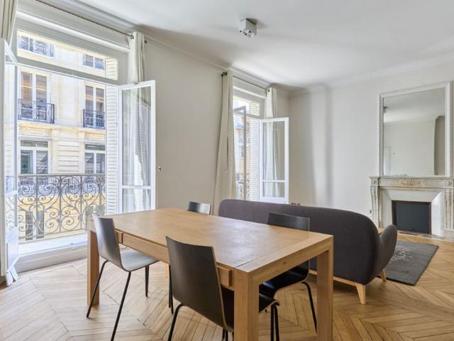 LOCATION MEUBLÉE PARIS 75008 2 pièces balcon TRIANGLE D'OR