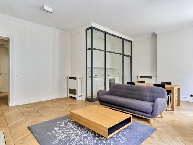 LOCATION MEUBLÉE PARIS 75008 2 pièces balcon TRIANGLE D'OR