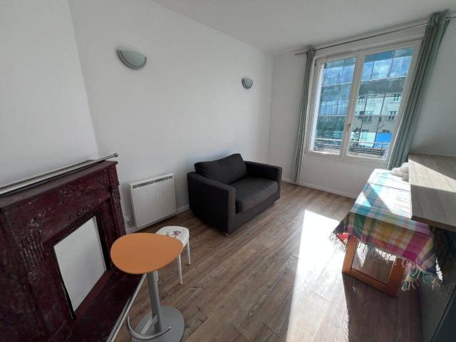 LOCATION MEUBLEE T2 930 euros cc 34 m² RUE DELIZY