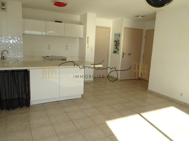 LOCATION P2 VUE GOLF DE VACQUEROLLES AVEC PARKING ET TERRASSE