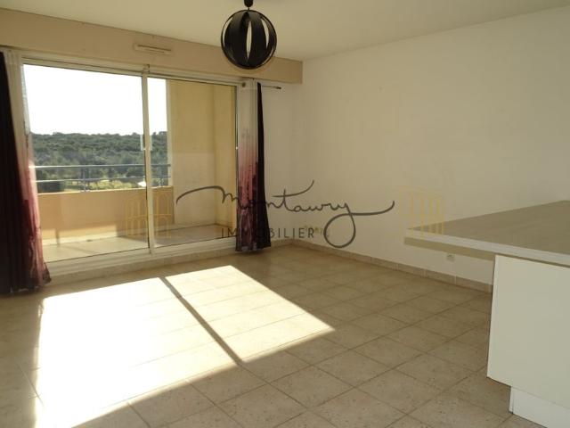 LOCATION P2 VUE GOLF DE VACQUEROLLES AVEC PARKING ET TERRASSE