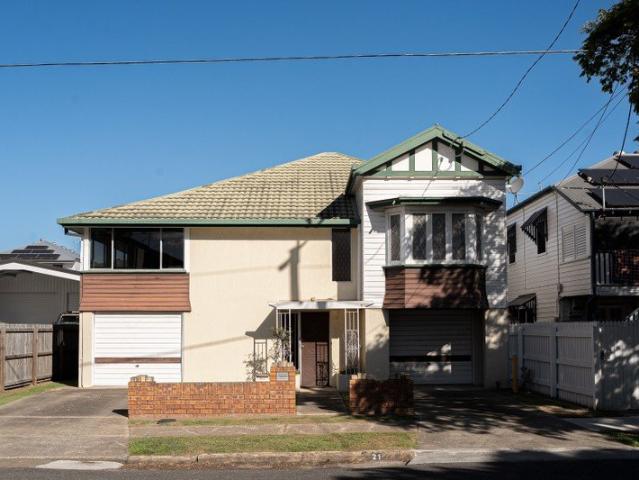 Location, Scale & Convenience: Secure Your Spot in Sandgate's Best Pocket