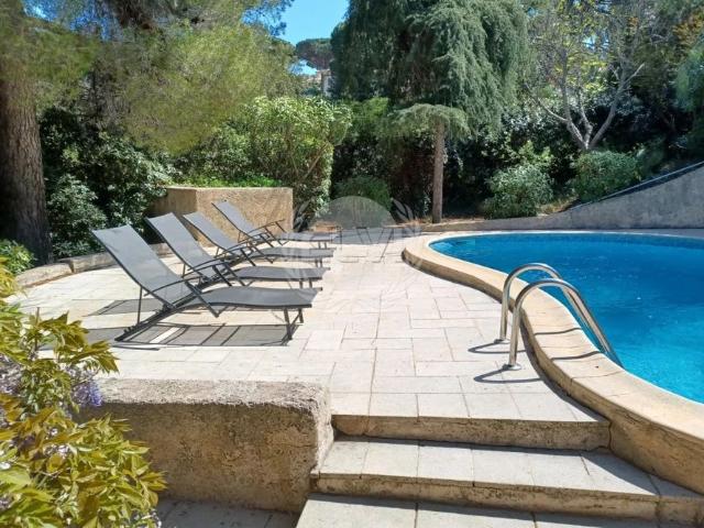 LOCATION SAISONNIERE VILLA PISCINE 8 PERSONNES PROCHE PLAGE ET CENTRE VILLE STE MAXIME