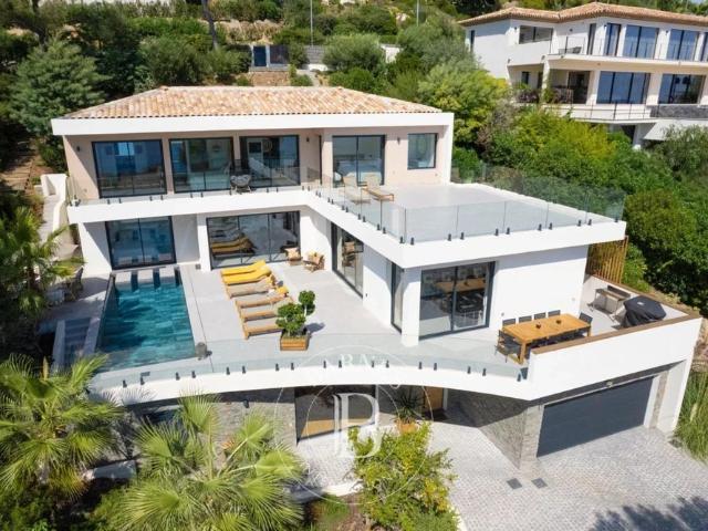 LOCATION SAISONNIERE GOLFE DE SAINT TROPEZ / LES ISSAMBRES PROPRIÉTÉ VUE MER PANORAMIQUE 5 CHAMBRES PISCINE