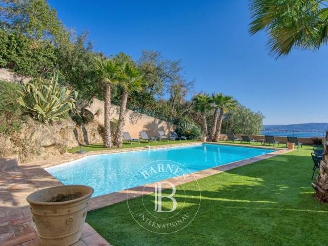 LOCATION SAISONNIÈRE GOLFE DE SAINT TROPEZ/GRIMAUD VILLA VUE MER PISCINE