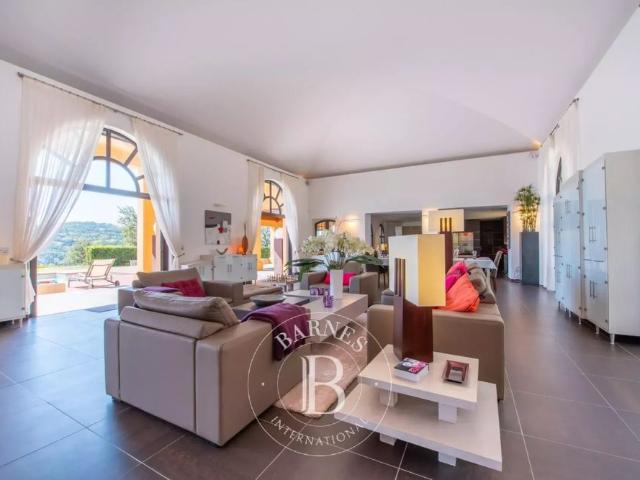 LOCATION SAISONNIÈRE GOLFE DE SAINT TROPEZ/GRIMAUD VILLA 5 CHAMBRES PISCINE VUE MER PANORAMIQUE
