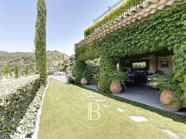 LOCATION SAISONNIÈRE GOLFE DE SAINT TROPEZ/GRIMAUD VILLA 8 CHAMBRES PISCINE
