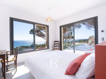 LOCATION SAISONNIÈRE GOLFE DE SAINT TROPEZ/SAINTE MAXIME VILLA MODERNE 6 CHAMBRES VUE MER