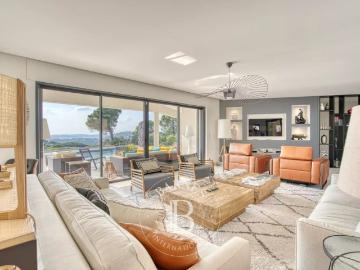 LOCATION SAISONNIÈRE GOLFE DE SAINT TROPEZ/SAINTE MAXIME VILLA CONTEMPORAINE VUE MER PISCINE GARAGE