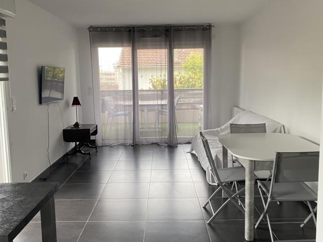 LOCATION SAISONNIERE GOLFE JUAN RESIDENTIEL en location saisonnière Tarif indiqué à titre informatif