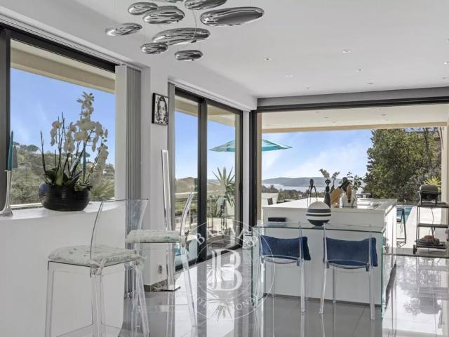 LOCATION SAISONNIÈRE GRIMAUD VUE MER 4 CHAMBRES