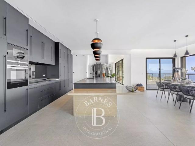 LOCATION SAISONNIÈRE GRIMAUD VUE MER PANORAMIQUE 5 CHAMBRES