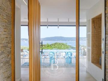 LOCATION SAISONNIERE GRIMAUD 5 CHAMBRES PISCINE A DEBORDEMENT