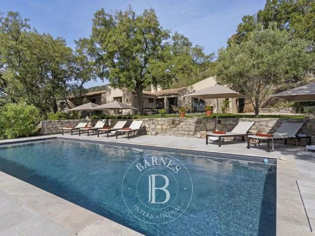 LOCATION SAISONNIÈRE LE PLAN DE LA TOUR VILLA RENOVEE VUE DEGAGEE 5 CHAMBRES PISCINE