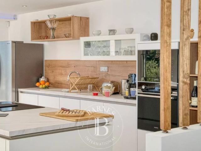 LOCATION SAISONNIÈRE LES ISSAMBRES VILLA MODERNE APERÇU MER 5 CHAMBRES