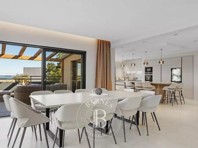 LOCATION SAISONNIÈRE LES ISSAMBRES VILLA MODERNE VUE MER 5 CHAMBRES