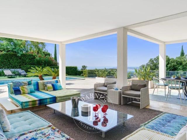 LOCATION SAISONNIÈRE LES ISSAMBRES VILLA HORIZON BAY VUE MER 4 CHAMBRES PISCINE CHAUFFÉE