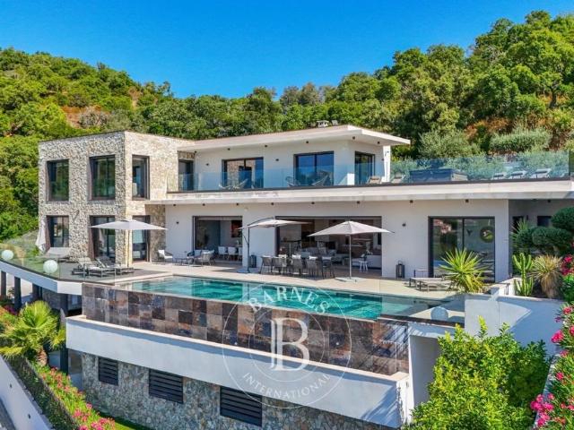 LOCATION SAISONNIÈRE ROQUEBRUNE SUR ARGENS VUE MER PANORAMIQUE 4 CHAMBRES
