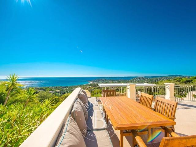 LOCATION SAISONNIÈRE SAINTE MAXIME PROPRIÉTÉ AVEC 5 SUITES APPARTEMENT DE SERVICE JACUZZI PISCINE