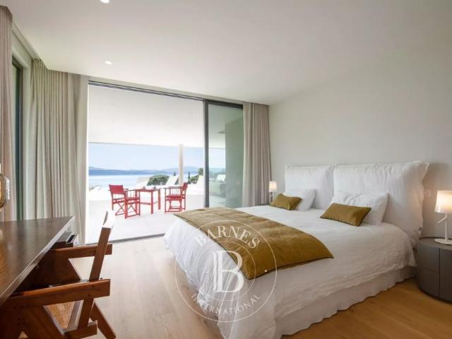 LOCATION SAISONNIÈRE SAINTE MAXIME VILLA MODERNE 6 CHAMBRES CENTRE VILLE VUE MER