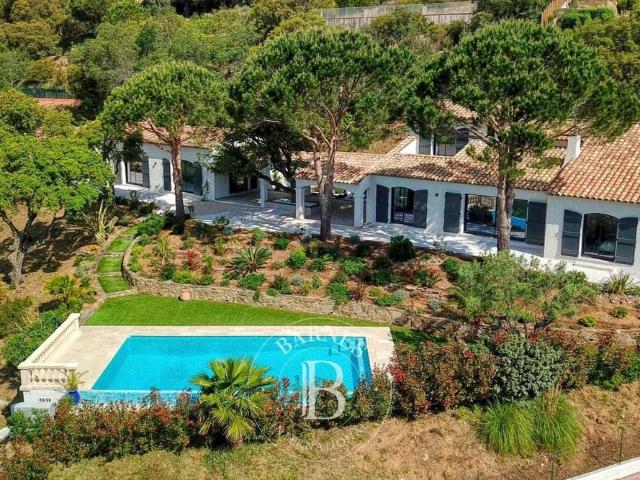 LOCATION SAISONNIÈRE SAINTE MAXIME VILLA MODERNE VUE GOLF 4 CHAMBRES