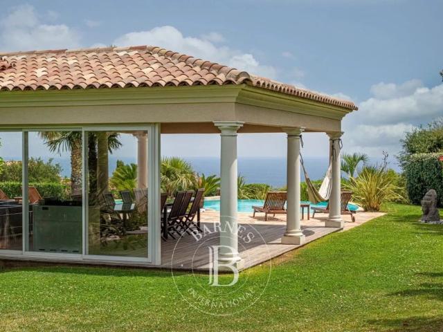 LOCATION SAISONNIÈRE SAINTE MAXIME VILLA VUE MER 6 CHAMBRES PISCINES