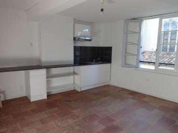 Location STUDIO CENTRE VILLE TOUTES CHARGES COMPRISES PROVISIONNÉES MENSUELLEMENT LIBRE AU 09/08/2026