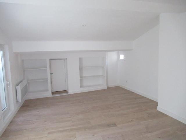 Location STUDIO DANS IMMEUBLE DE CARACTERE ENTIEREMENT RENOVE