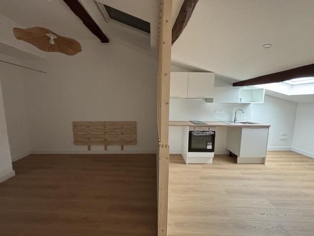 Location STUDIO DE 24M² CLIMATISÉ SITUE AU 3EME ETAGE DANS LE CENTRE DE CASTELNAUDARY