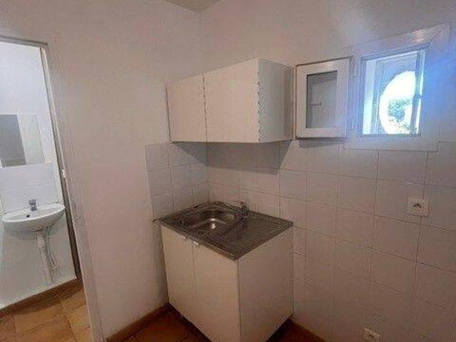 location, studio de 30m² avec place de parking et cave