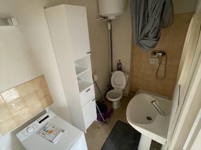 Location studio meublé à Carcassonne secteur Iéna 24 m², kitchenette, salle d'eau avec WC, stationnement facilité