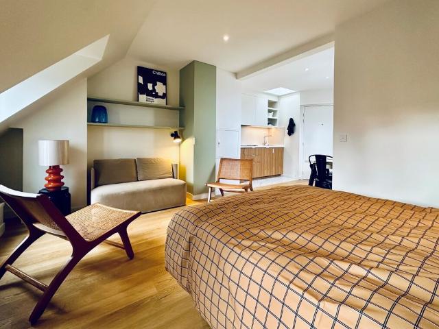 Location studio meublé de 26 m2 Avenue de la Bourdonnais à Paris