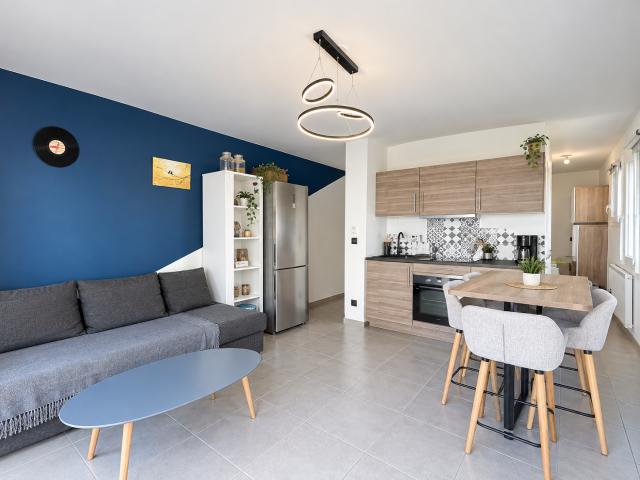 LOCATION STUDIO MEUBLÉ + PARKING SAINT PRIEST