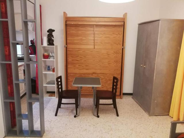 Location studio meublé rénové dans maison centre piétonnier de Lunel