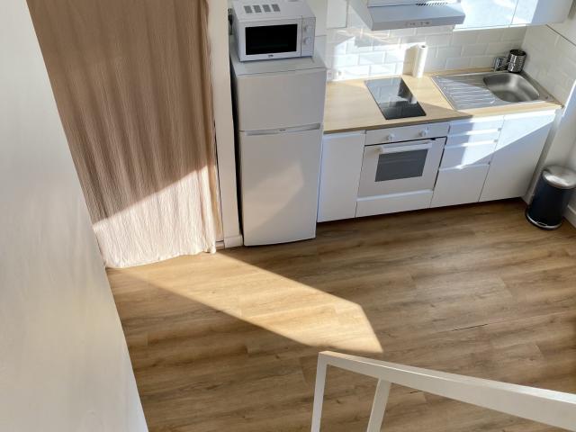 Location STUDIO meublé T1 + mezzanine 13007 MARSEILLE 07, Quartier Saint Victor / Vieux Port, Meublé, cuisine équipée, climatisation, exposition sud.