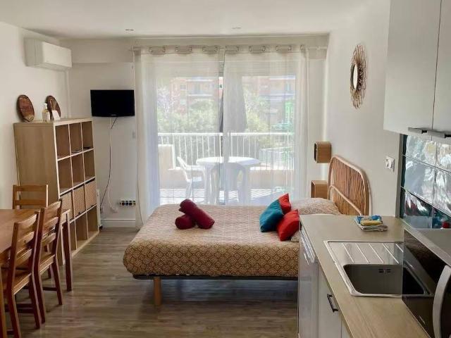 Location studio MEUBLE Port d'Hyères avec terrasse 7 m² 1er é