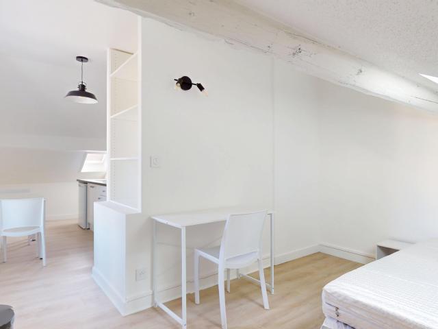 Location Studio partiellement meublé